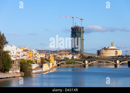 Traditionelle Häuser der Stadtviertel Triana, Guadalquivir und Isabel II Brücke in der Stadt Sevilla, Andalusien, Spanien. Stockfoto