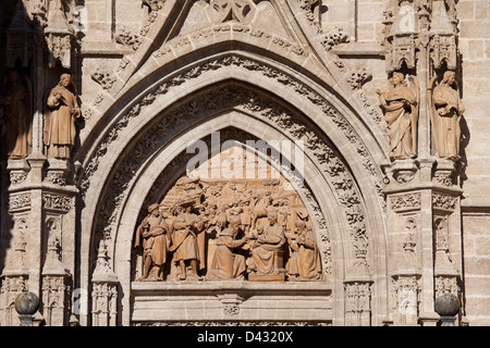 Anbetung der Heiligen Drei Könige (drei Weisen, drei Könige) Entlastung von miquel Florentin, Puerta de Palos Tür, die Kathedrale von Sevilla, Spanien. Stockfoto