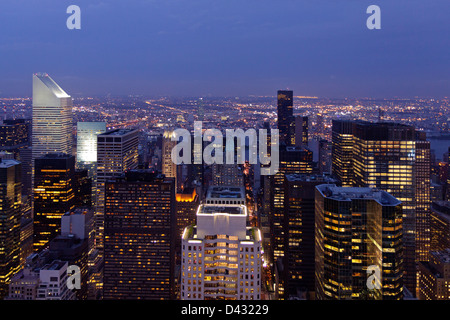 Blick von oben auf die Rock-Informationsstelle am Rockefeller Center in Manhattan, New York City, USA Stockfoto