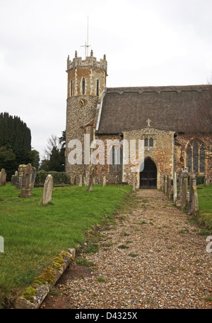 Ein Blick auf das Südportal und Turm der Pfarrkirche St. Edmund bei Acle, Norfolk, England, Vereinigtes Königreich. Stockfoto