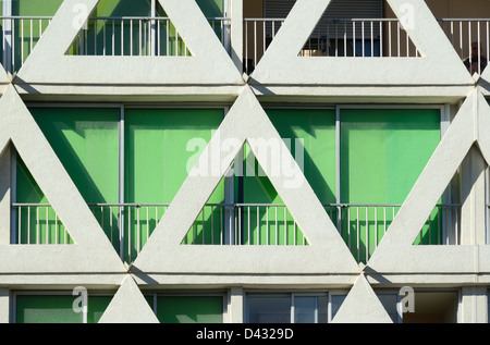 Dreiecke aus Beton dreieckige Fassade oder Fensterfassade des modernistischen Wohnhauses La Grande-Motte Hérault Frankreich Stockfoto