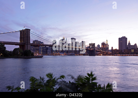 Brooklyn Bridge und die Skyline von Lower Manhattan am Abend, New York City, USA Stockfoto