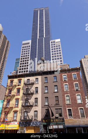 Wolkenkratzer und Wohnblock, Manhattan, New York Stockfoto