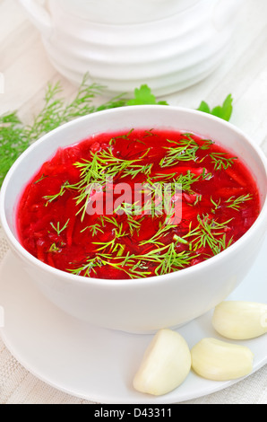 Ukrainische und russische nationale rote Borschtsch mit Kräutern Stockfoto