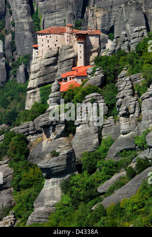 Im 16. Jahrhundert gegründet, nimmt das leicht zugängliche Rousannou Kloster einen niedrigeren Felsen als die anderen von den Meteora. Stockfoto