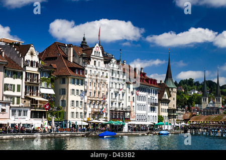 Zentralen Schweizer größte Stadt, liegt Luzern (Luzern in französischer Sprache) am westlichen Ufer des Sees denselben Namen. Stockfoto
