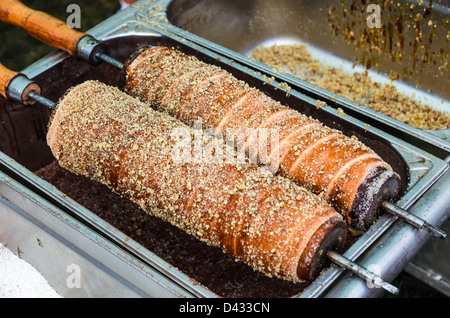 Kurtos Kalacs ist traditionelle ungarische Kuchen, gebacken mit Zucker, Honig und Nüssen. Stockfoto