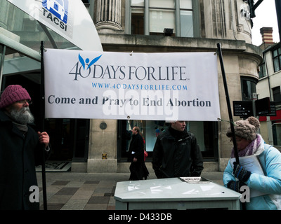 Anti Abtreibung Pro Life Demonstranten mit 40 Tage für Leben Banner St. Mary Street Cardiff Wales Großbritannien KATHY DEWITT Stockfoto