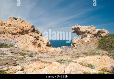 Seltsamerweise verwitterter Granit Felsen (Pegmatit) am Cap de Creus, Girona, Katalonien, Spanien Stockfoto