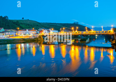 Brücke über den Fluss Deva, Nachtansicht. Bustio, Asturien, Spanien. Stockfoto