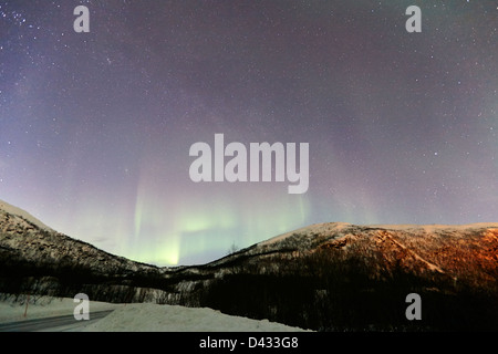 Ansicht der wirbelnden Nordlicht Aurora Borealis in der Nähe von Tromsø in Norwegen Nordeuropa Stockfoto