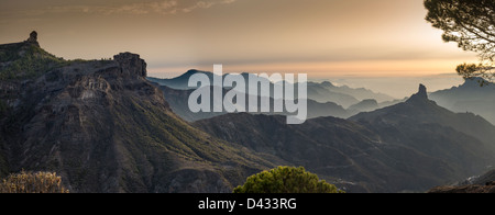 Panorama bei Sonnenuntergang von Degollada de Becerra, Gran Canaria, Roque Nublo und Roque Bentayga zeigen Stockfoto