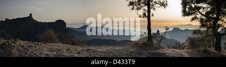 Panorama bei Sonnenuntergang von Degollada de Becerra, Gran Canaria, Roque Nublo und Roque Bentayga Vulkan Teide auf Teneriffa Stockfoto