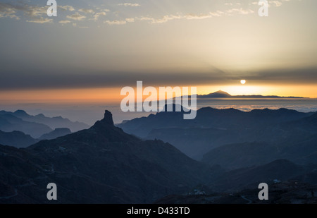 Blick nach Westen von Degollada de Becerra, Gran Canaria, mit dem legendären Sporn des Roque Bentayga und Vulkan Teide, Teneriffa Stockfoto