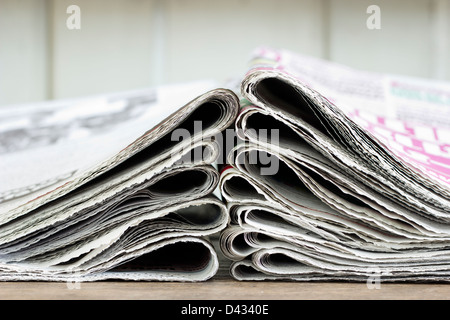 Closeup Haufen Zeitung auf hölzernen Hintergrund Stockfoto