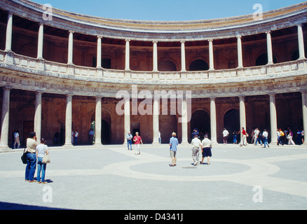 Abgerundete Innenhof des Palast Carlos V. La Alhambra, Granada, Andalusien, Spanien. Stockfoto