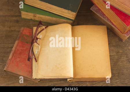 Alten aufgeschlagenes Buch mit leeren Seiten auf hölzernen Hintergrund. Stockfoto