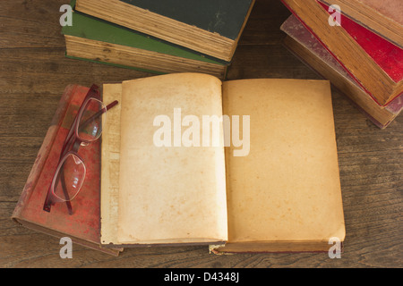 Alten aufgeschlagenes Buch mit leeren Seiten auf hölzernen Hintergrund. Stockfoto