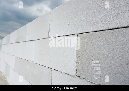 Unfertige Hauswand aus weißen Porenbeton autoklaviert Betonsteine Stockfoto