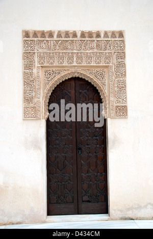 Eine schöne Holztür in der Alhambra in Granada, Spanien. Stockfoto