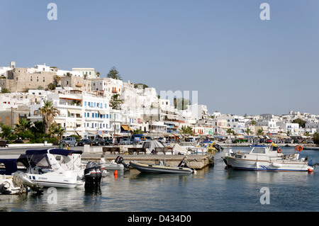 Naxos. Cyclades. Griechenland. Eingeschränkte Sicht auf die Stadt Naxos Stadt (Chora), Uferpromenade und Hafen. Stockfoto