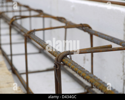 Closeup Aufnahme der Stahlstange Bewehrung zur Stärkung der Betonplatte Stockfoto