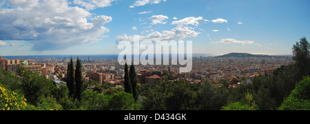 Panorama der Skyline von Barcelona, gesehen vom Park Güell Stockfoto