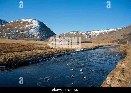 Der River Findhorn fließt aus den Monadhliath Bergen durch die Coignafearn Sporting Estate SCO 8980 Stockfoto