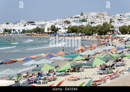 Naxos. Cyclades. Griechenland. Der Agios Georgios Sandstrand mit Naxos Stadt (Chora) steigt in den Hintergrund. Stockfoto