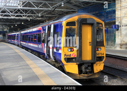 Erstes Scotrail livrierter Klasse 158 Diesel Triebzug in Edinburgh Waverley station mit einem Service, Glenrothes. Stockfoto