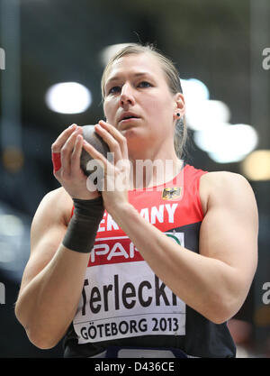 Deutschlands Josephine Terlecki konkurriert in der Frauen Kugelstoßen Abschlussveranstaltung während der IAAF Europäische Leichtathletik Indoor-Weltmeisterschaften 2013 in der Scandinavium Arena in Göteborg, Schweden, 3. März 2013. Foto: Christian Charisius/Dpa +++(c) Dpa - Bildfunk +++ Stockfoto