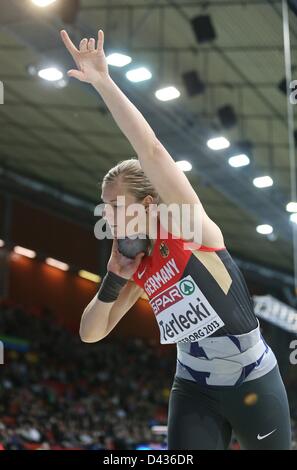 Deutschlands Josephine Terlecki konkurriert in der Frauen Kugelstoßen Abschlussveranstaltung während der IAAF Europäische Leichtathletik Indoor-Weltmeisterschaften 2013 in der Scandinavium Arena in Göteborg, Schweden, 3. März 2013. Foto: Christian Charisius/dpa Stockfoto