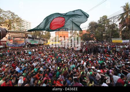 3. März 2013 - versammeln sich Demonstranten während einer Demonstration gegen die Jamaat-e-Islami, Victoria Park Altstadt von Dhaka, Bangladesh, 3. März 2013. Die Demonstranten forderten die Todesstrafe für Kriegsverbrecher und ein Verbot von Jamaat-e-Islami und seine Schüler Flügel Islami Chhatra Shibir (ICS). Proteste gegen die Jamaat-e-Islami haben in Dhaka mit Demonstranten fordern die Parteiführer für Kriegsverbrechen während des Befreiungskrieges Bangladesch 1971 gegen Pakistan ausgeführt werden seit dem 05 Februar stattgefunden. Â © Monirul Alam. (Kredit-Bild: © Monirul Alam/ZUMAPRESS.com) Stockfoto