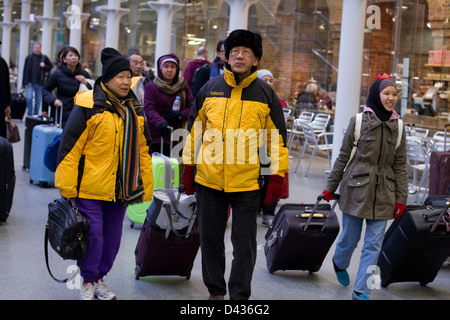 Chinesische Touristen in Kings Cross Station London England Stockfoto