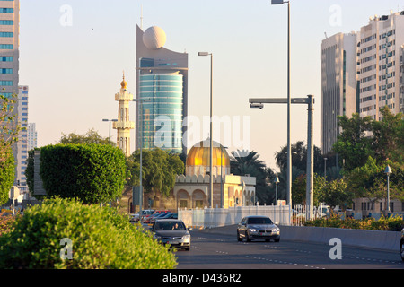 Mehrfamilienhäuser und Moschee an der Corniche in Abu Dhabi, Vereinigte Arabische Emirate Stockfoto