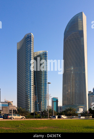 Moderne Hochhäuser an der Corniche in Abu Dhabi, Vereinigte Arabische Emirate Stockfoto