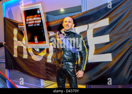 Paris, Frankreich, Demonstration der N.G.O. Militants Act up-Paris gegen die Diskriminierung von H.I.V. Mitarbeiter in einer Schwulenbar The Full Metal, im Viertel Marais. Guy, die entlassenen Mitarbeiter Holding Schild draußen. Homosexueller Straßenmann Stockfoto