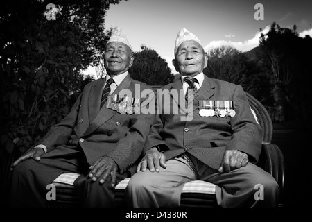 Zwei Gurkha Brüder Mitstreiter, der für die Brigade von Gurkhas im 2. Weltkrieg diente Stockfoto