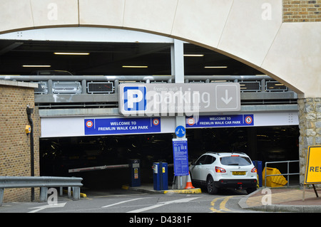Eingang zur Tiefgarage Stockfoto