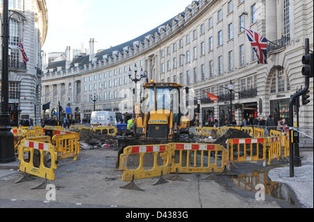 Regent Street, London, UK. 3. März 2013. Arbeiter und Maschinen auf dem Gelände der Wasserrohrbruch in der Regent Street. Wasserrohrbruch in der Regent Street an der Kreuzung mit der Vigo Street ist repariert, Regent Street ist noch für den Verkehr gesperrt, von Conduit Street, zum Piccadilly Circus. Bildnachweis: Matthew Chattle/Alamy Live-Nachrichten Stockfoto