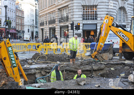 Regent Street, London, UK. 3. März 2013. Arbeiter und Maschinen auf dem Gelände der Wasserrohrbruch in der Regent Street. Wasserrohrbruch in der Regent Street an der Kreuzung mit der Vigo Street ist repariert, Regent Street ist noch für den Verkehr gesperrt, von Conduit Street, zum Piccadilly Circus. Bildnachweis: Matthew Chattle/Alamy Live-Nachrichten Stockfoto