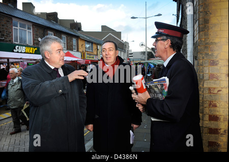 Wales-Ratsmitglied für Bridgend Carwyn Jones (links) Chats zu einer Rettung-Armee freiwillig bei der Werbetätigkeit in Süd-Wales Stockfoto