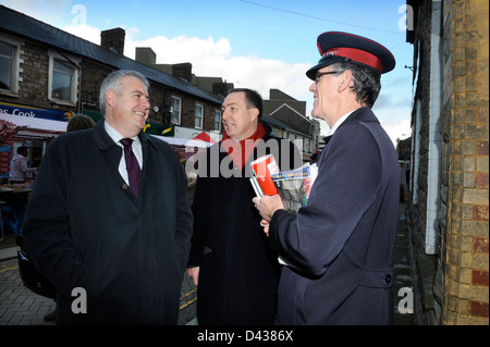 Wales-Ratsmitglied für Bridgend Carwyn Jones (links) Chats zu einer Rettung-Armee freiwillig bei der Werbetätigkeit in Süd-Wales Stockfoto