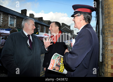 Wales-Ratsmitglied für Bridgend Carwyn Jones (links) Chats zu einer Rettung-Armee freiwillig bei der Werbetätigkeit in Süd-Wales Stockfoto