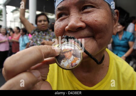 3. März 2013. Bangkok, Thailand. Democrat Party Unterstützer zeigt Porträt von Thailands König Bhumibol Adulyadej. Herr Sukhumbhand Paribatra von Demokratische Partei gewann Bangkok Gouverneur Wahl mit einem Rekordhoch 1,26 Millionen Stimmen, während Pol Gen Pongsapat von Pheu Thai Partei 1,07 Millionen bekam. Stockfoto