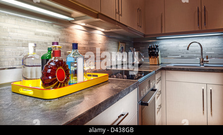Eine moderne Küche, einfach eingerichtet und Innenraum. Stockfoto