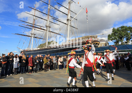 Morris, Tänzer traditionelle englische Volkstänzer vor der Cutty Sark in Greenwich, SE London, England, UK Stockfoto