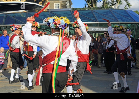 Morris, Tänzer traditionelle englische Volkstänzer vor der Cutty Sark in Greenwich, SE London, England, UK Stockfoto