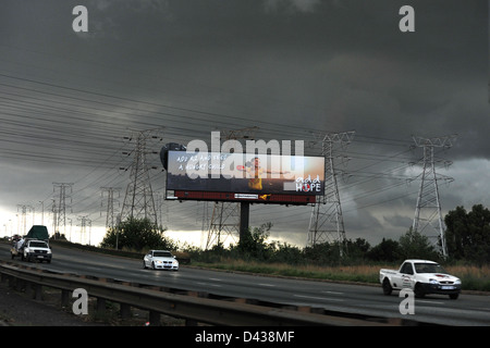 Ein demokratisches Bündnis politischen Plakat südafrikanischen Straßenrand mit Wolken im Hintergrund. Stockfoto