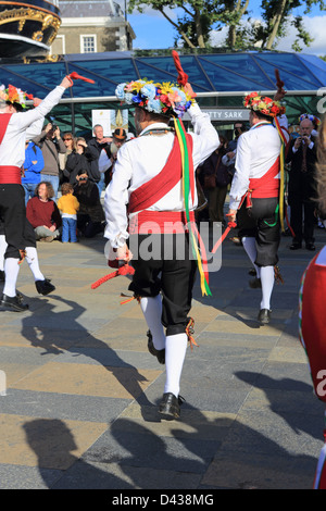 Morris, Tänzer traditionelle englische Volkstänzer vor der Cutty Sark in Greenwich, SE London, England, UK Stockfoto